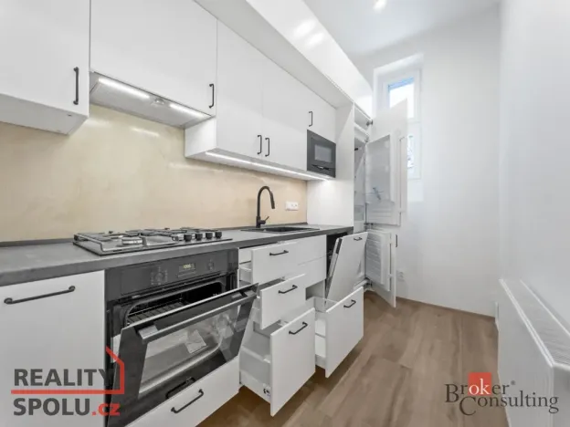 Pronájem bytu 3+1, Praha - Karlín, Sokolovská, 72 m2