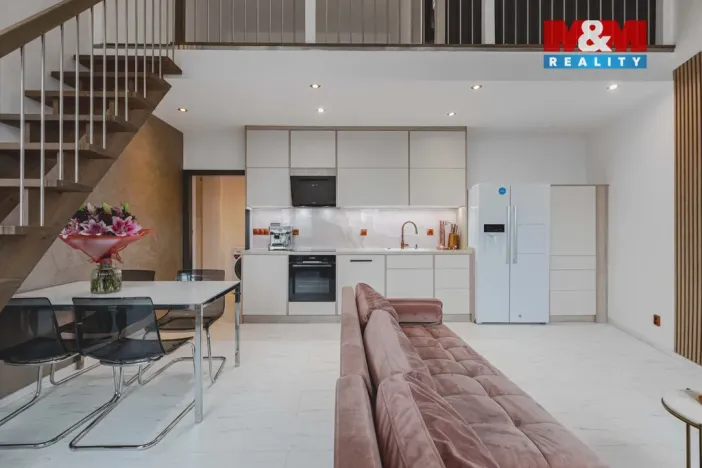 Prodej bytu 4+kk, Klatovy - Klatovy III, Husovo náměstí, 78 m2