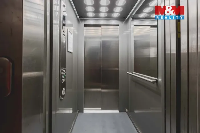 Prodej bytu 4+kk, Klatovy - Klatovy III, Husovo náměstí, 78 m2