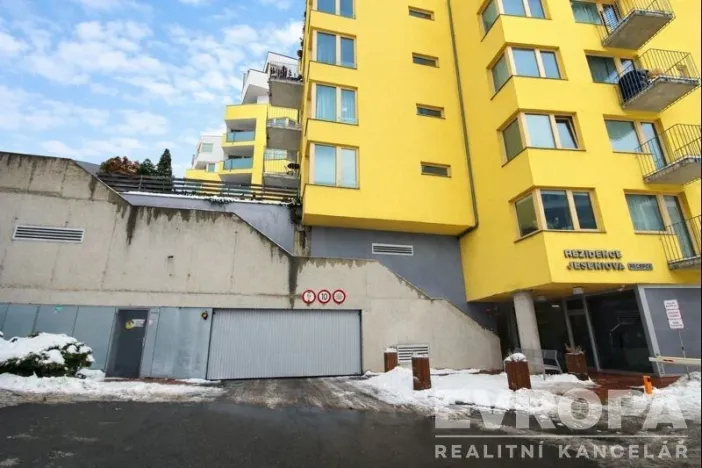 Prodej garážového stání, Praha - Žižkov, Jeseniova, 15 m2