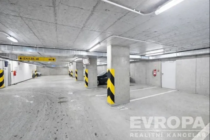 Prodej garážového stání, Praha - Žižkov, Jeseniova, 15 m2