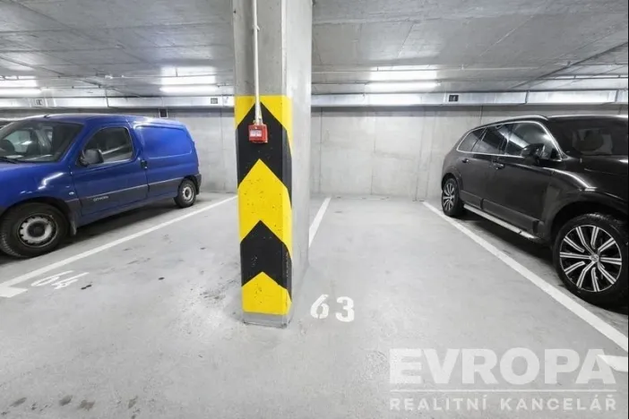 Prodej garážového stání, Praha - Žižkov, Jeseniova, 15 m2