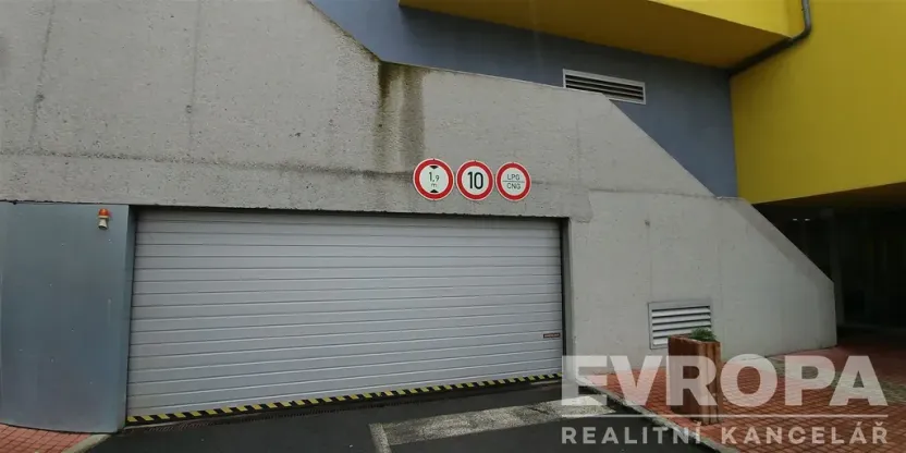 Prodej garážového stání, Praha - Žižkov, Jeseniova, 15 m2