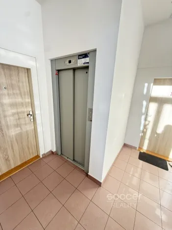 Pronájem bytu 1+kk, Praha - Žižkov, Jeseniova, 26 m2