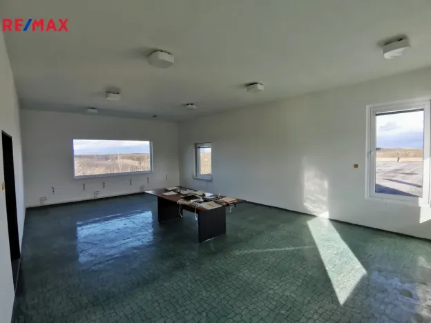 Prodej výrobních prostor, Uherčice, 1500 m2