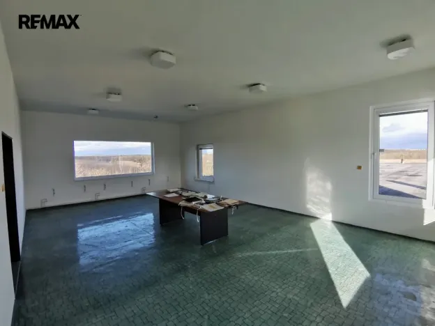 Prodej výrobních prostor, Uherčice, 1500 m2