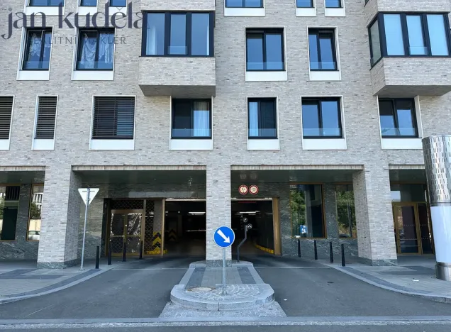 Pronájem garážového stání, Brno, Fuchsova, 13 m2