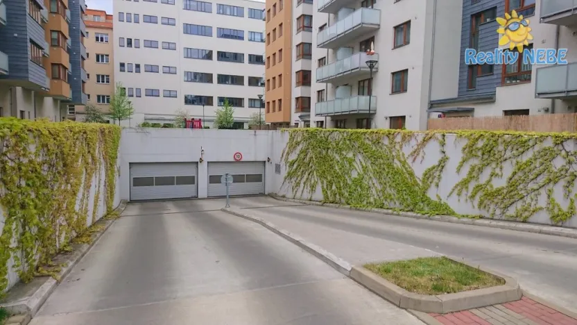 Pronájem garážového stání, Praha - Michle, Hanusova, 16 m2