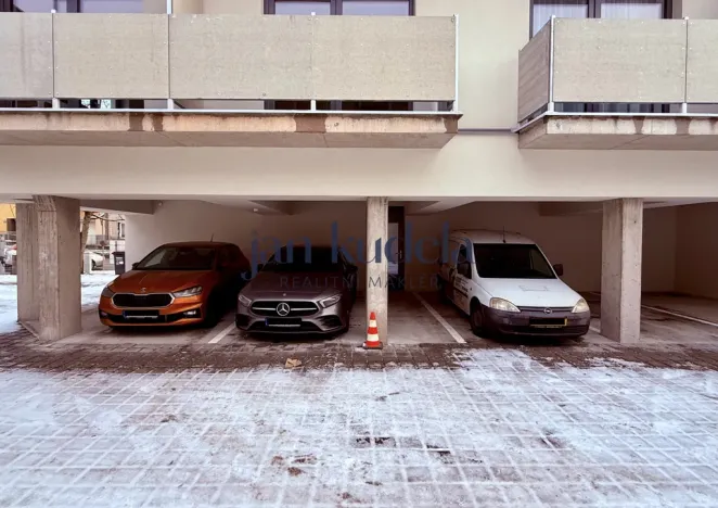 Pronájem garážového stání, Brno - Židenice, Líšeňská, 13 m2