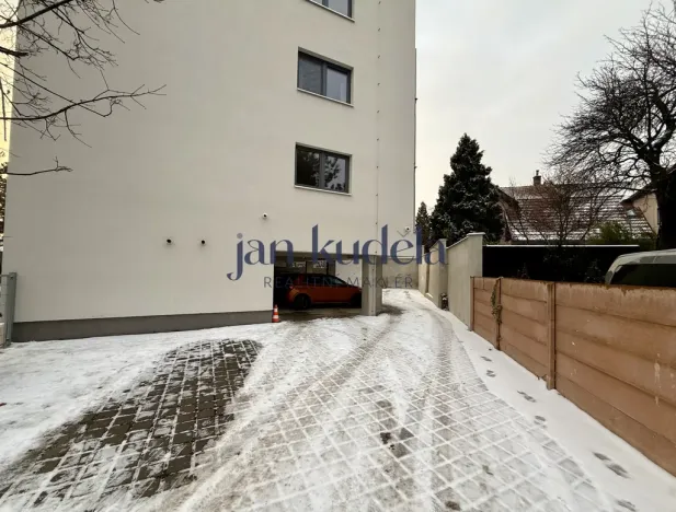 Pronájem garážového stání, Brno - Židenice, Líšeňská, 13 m2