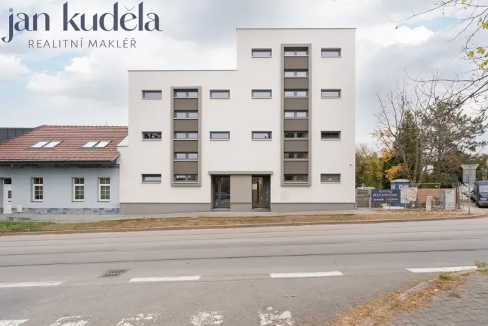 Pronájem garážového stání, Brno - Židenice, Líšeňská, 13 m2