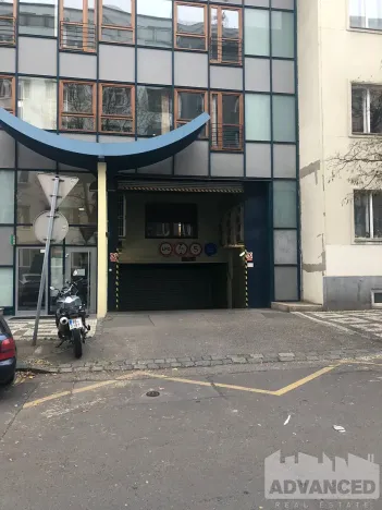 Pronájem garážového stání, Praha - Vinohrady, Hradecká, 12 m2