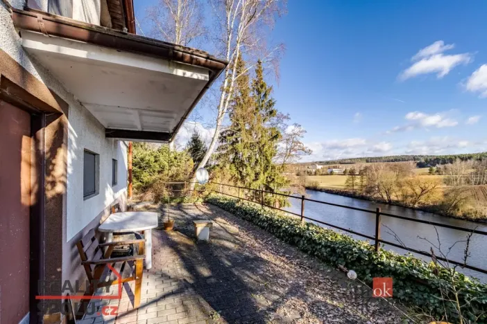 Prodej chaty, Týn nad Vltavou - Hněvkovice na levém břehu Vltavy, 80 m2