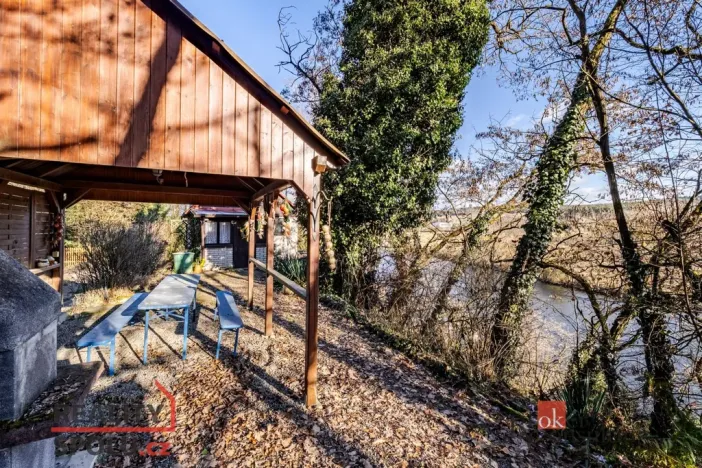 Prodej chaty, Týn nad Vltavou - Hněvkovice na levém břehu Vltavy, 80 m2