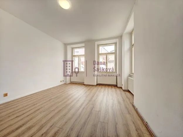 Pronájem bytu 2+1, Jindřichův Hradec, nám. Míru, 50 m2