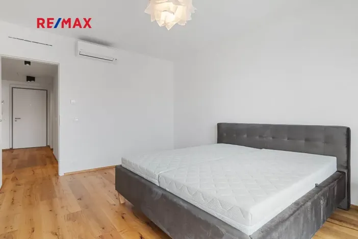 Pronájem bytu 2+kk, Praha - Karlín, Křižíkova, 79 m2