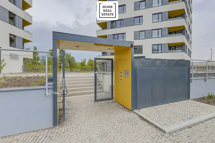 Pronájem garážového stání, Praha - Karlín, Sokolova, 18 m2