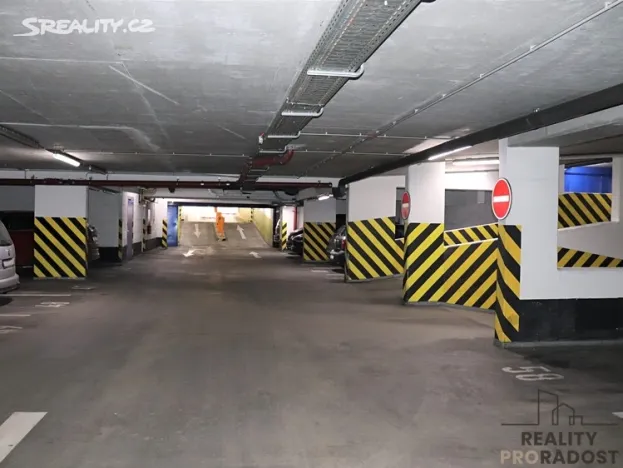 Pronájem garážového stání, Praha - Vinohrady, U Zvonařky, 15 m2