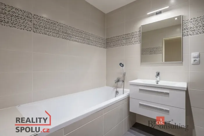 Pronájem bytu 2+1, Karlovy Vary - Drahovice, Maďarská, 61 m2