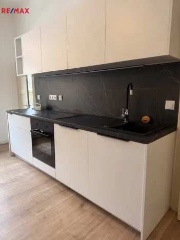 Pronájem bytu 2+1, Karlovy Vary, Kvapilova, 66 m2