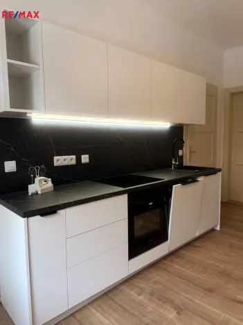 Pronájem bytu 2+1, Karlovy Vary, Kvapilova, 66 m2