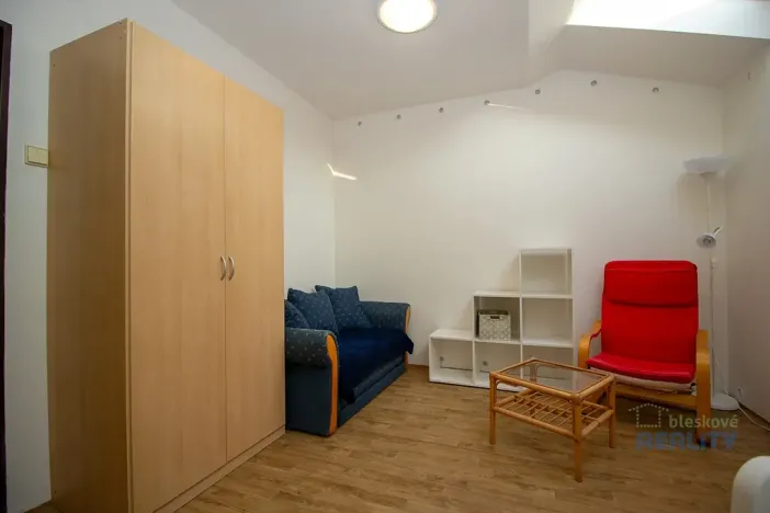 Pronájem bytu 2+kk, Praha - Břevnov, Dusíkova, 34 m2