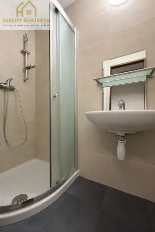 Pronájem obchodního prostoru, Hradec Králové, Vlčkovická, 700 m2