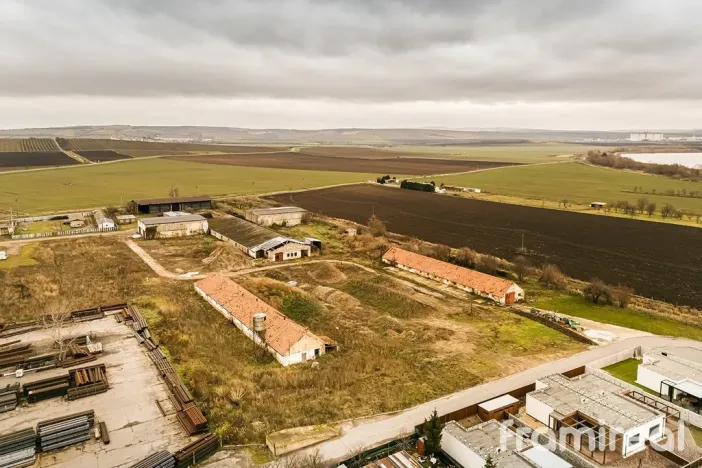 Prodej komerčního pozemku, Strachotín, 4409 m2