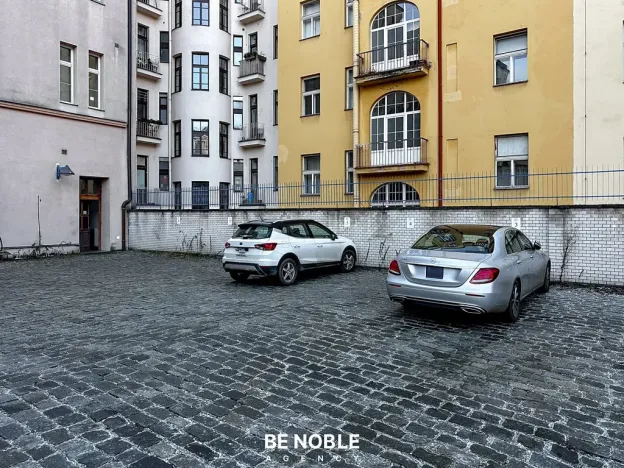 Pronájem garážového stání, Praha - Vinohrady, Moravská, 20 m2