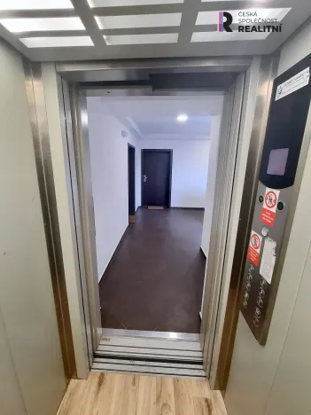 Pronájem bytu 1+kk, Karlovy Vary - Bohatice, Dubová, 38 m2