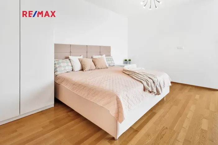 Pronájem bytu 2+kk, Praha - Žižkov, Ke kapslovně, 64 m2