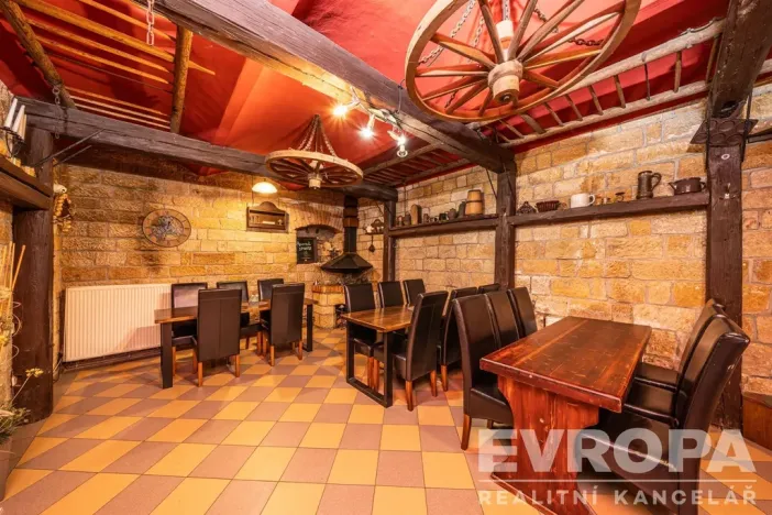 Prodej komerční nemovitosti, Hořice, náměstí Jiřího z Poděbrad, 330 m2
