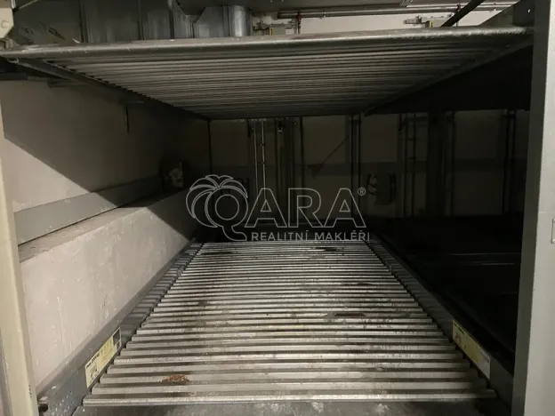 Pronájem garážového stání, Praha - Vinohrady, Francouzská, 14 m2