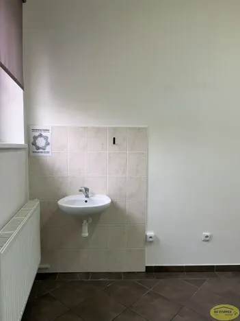 Pronájem obchodního prostoru, Kroměříž, Komenského náměstí, 12 m2