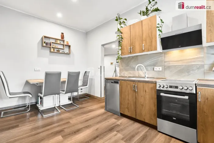 Prodej bytu 3+1, Karlovy Vary - Stará Role, Holečkova, 87 m2