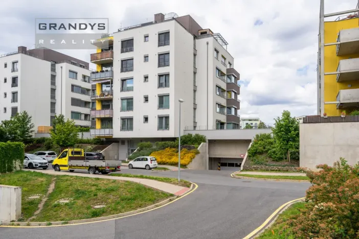 Prodej garážového stání, Praha - Hodkovičky, Šífařská, 13 m2