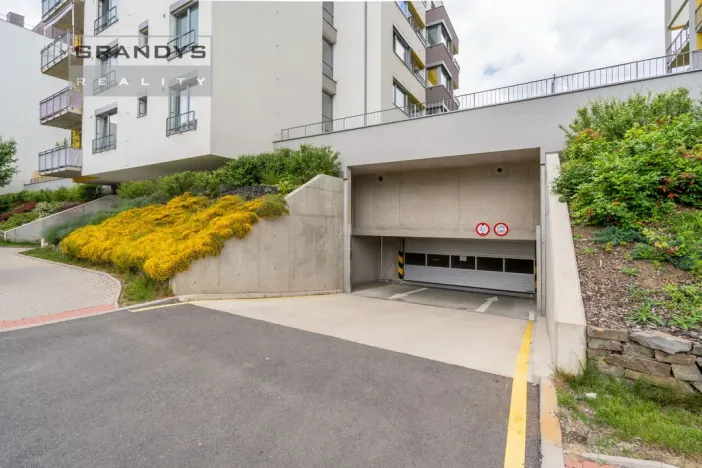 Prodej garážového stání, Praha - Hodkovičky, Šífařská, 13 m2