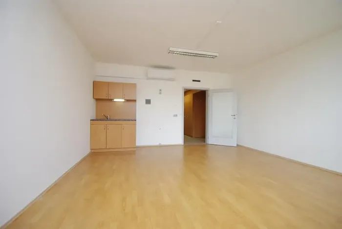 Pronájem kanceláře, Praha - Smíchov, Štefánikova, 63 m2