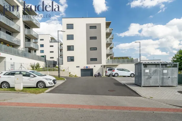 Pronájem garážového stání, Brno, Kumpoštova, 18 m2