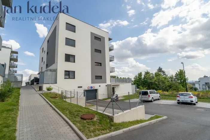 Pronájem garážového stání, Brno, Kumpoštova, 18 m2