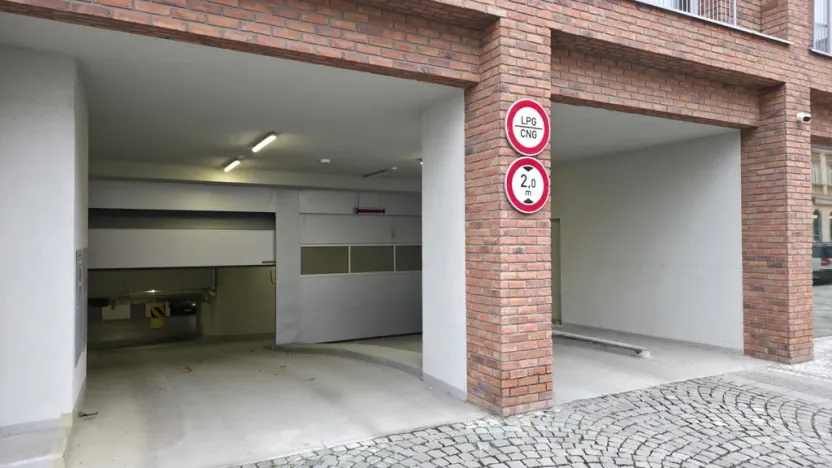 Pronájem garážového stání, Praha - Karlín, Křižíkova, 13 m2