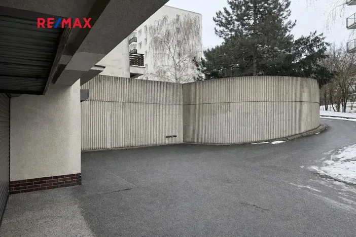 Pronájem garáže, Praha - Hlubočepy, Devonská, 20 m2