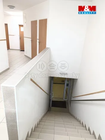 Pronájem obchodního prostoru, Tišnov, nám. Komenského, 23 m2