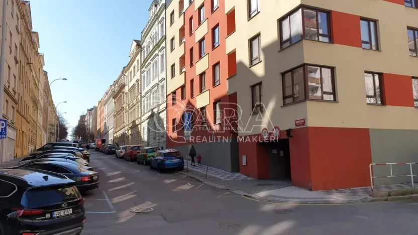Pronájem garážového stání, Praha - Žižkov, Baranova, 14 m2