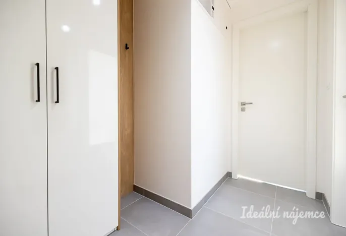 Pronájem bytu 1+kk, Praha - Malešice, Mölzerova, 30 m2