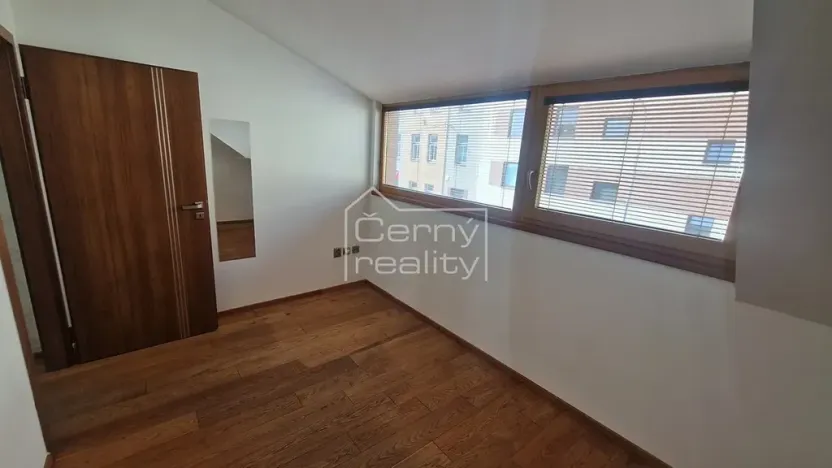 Pronájem bytu 4+kk, Pardubice, V Ráji, 350 m2