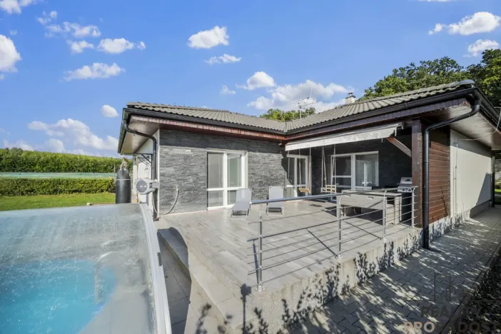 Prodej rodinného domu, Choltice, 200 m2