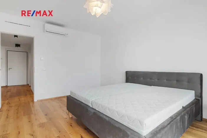 Pronájem bytu 2+kk, Praha - Karlín, Křižíkova, 79 m2