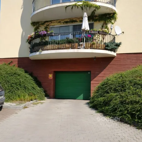 Pronájem garážového stání, Praha - Smíchov, Na Hřebenkách, 15 m2