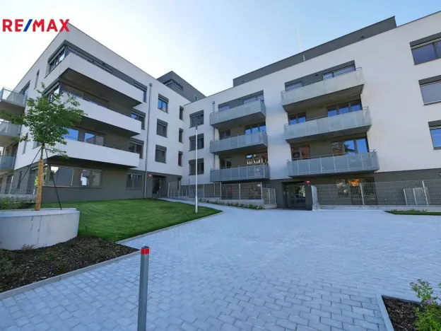 Pronájem bytu 1+kk, Praha, Hadovitá, 38 m2